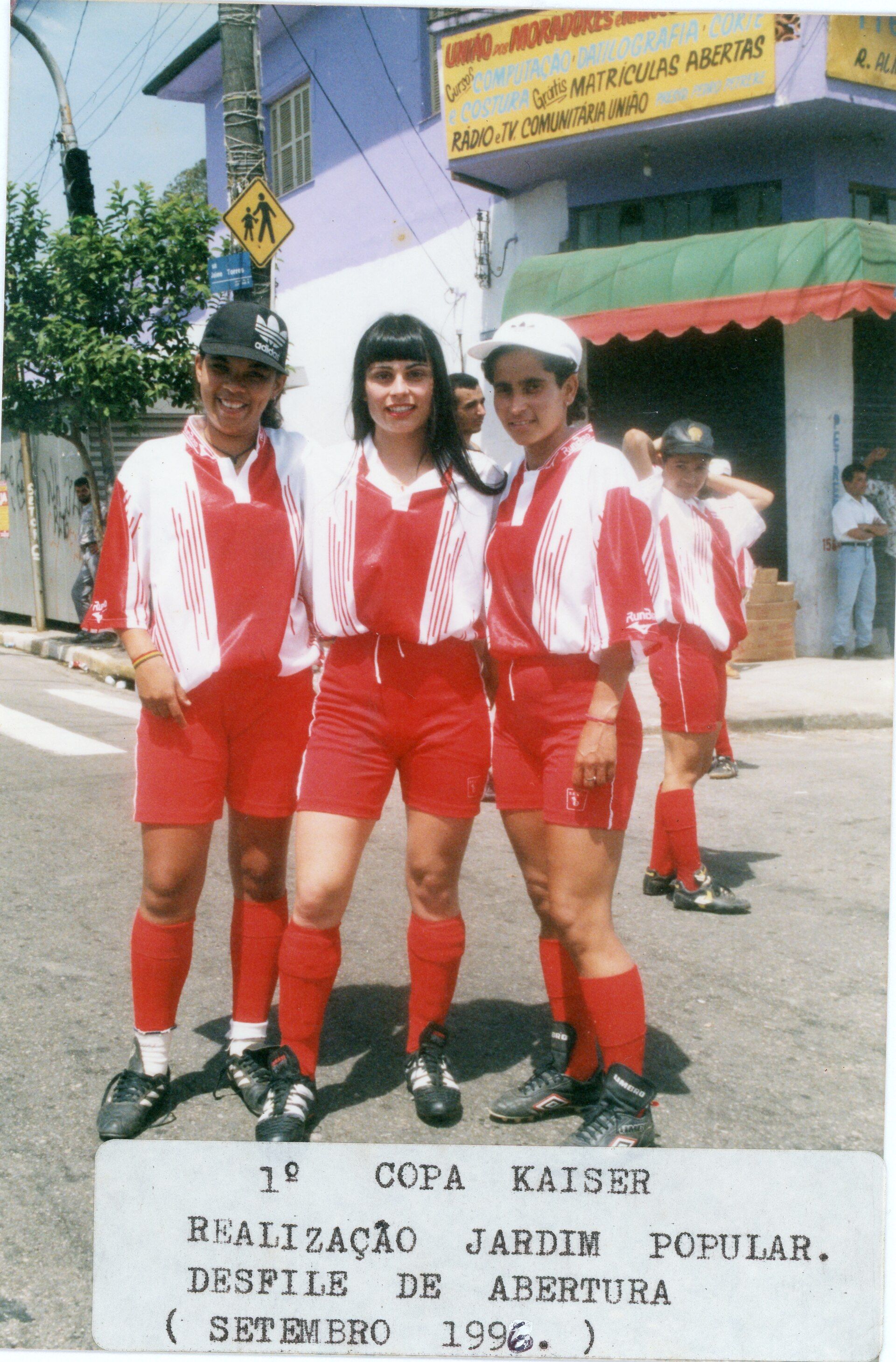 Jogadoras do Elite Itaquerense de uniforme vermelho e branco na abertura da 1ª Copa Kaiser, em 1996